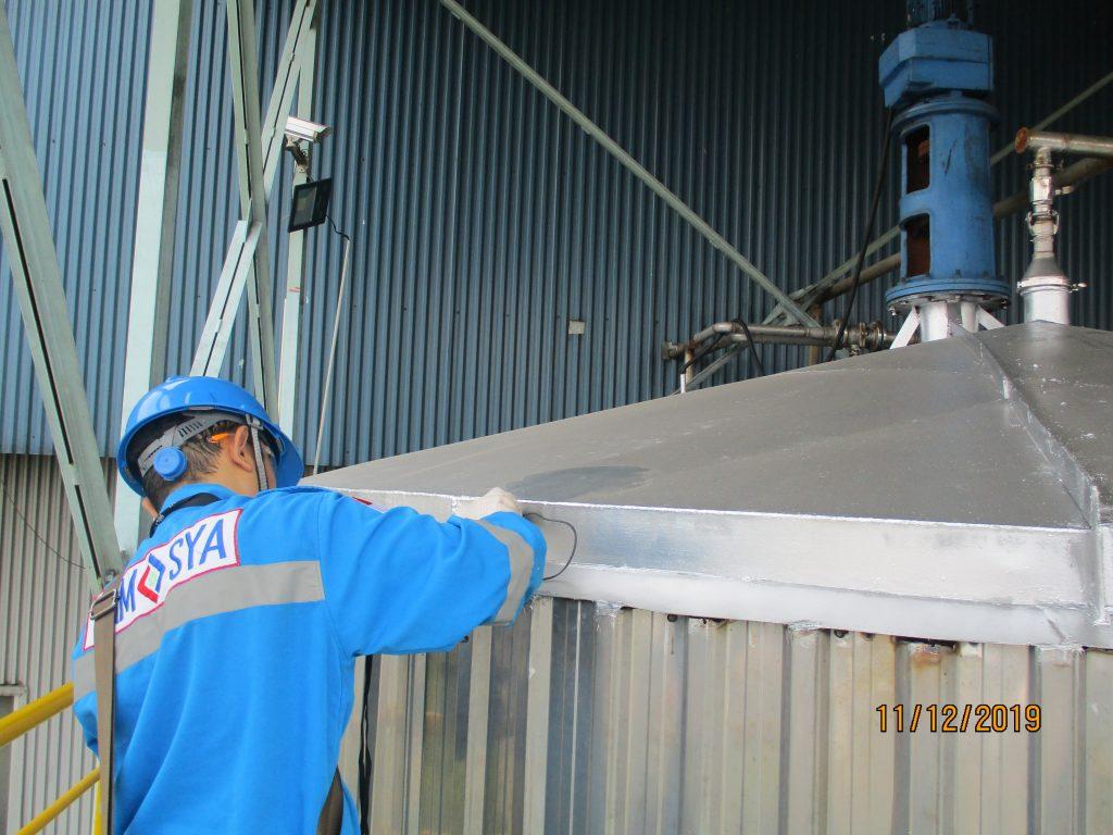 Riksa Uji Bidang Pesawat Uap dan Bejana Tekan 2 Riksa uji pesawat uap dan bejana tekan adalah proses untuk menjamin keamanan dan kelayakan operasi peralatan bertekanan tinggi. Proses ini bertujuan mendeteksi kerusakan atau kebocoran yang bisa menyebabkan kecelakaan, melalui pemeriksaan visual, uji tekanan, serta pengujian material sesuai dengan regulasi keselamatan kerja yang berlaku.