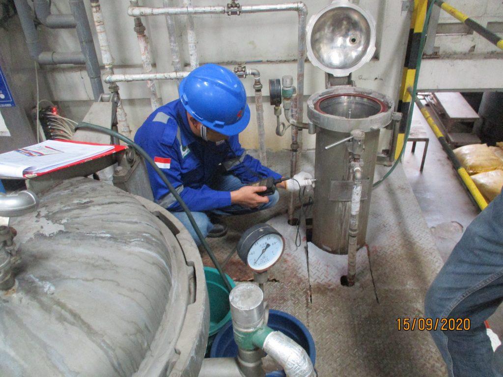 Riksa Uji Bidang Pesawat Uap dan Bejana Tekan 3 Riksa uji pesawat uap dan bejana tekan adalah proses inspeksi untuk memastikan keselamatan dan kelayakan operasi peralatan bertekanan tinggi. Pengujian ini mendeteksi kerusakan atau kebocoran yang berpotensi menyebabkan kecelakaan, melalui pemeriksaan visual, uji tekanan, dan pengujian material sesuai regulasi keselamatan kerja.