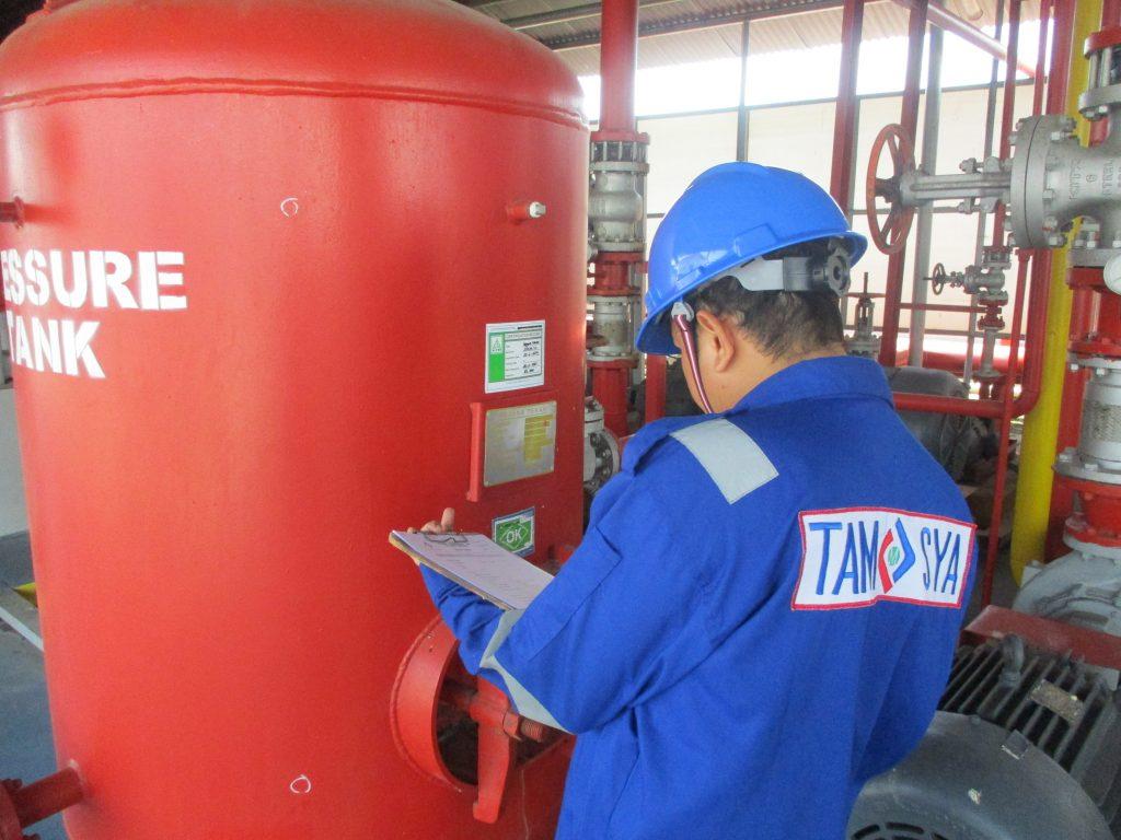 Riksa Uji Bidang Pesawat Uap dan Bejana Tekan 4 Riksa uji pesawat uap dan bejana tekan adalah proses untuk menjamin keamanan dan kelayakan operasi peralatan bertekanan tinggi. Proses ini bertujuan mendeteksi kerusakan atau kebocoran yang bisa menyebabkan kecelakaan, melalui pemeriksaan visual, uji tekanan, serta pengujian material sesuai dengan regulasi keselamatan kerja yang berlaku.