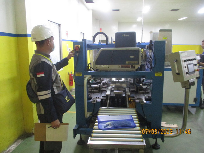Riksa Uji Pesawat Tenaga dan Produksi 6 Riksa Uji Pesawat Tenaga dan Produksi adalah pemeriksaan dan pengujian mesin produksi untuk memastikan keamanannya dan kepatuhan terhadap standar keselamatan kerja. Proses ini meliputi pemeriksaan fisik, pengujian kinerja, dan evaluasi sistem pengaman, yang bertujuan mencegah kecelakaan serta menjaga efisiensi operasional sesuai regulasi K3.