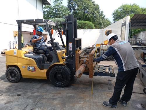 Riksa Uji Forklift 5 Riksa uji forklift adalah proses pemeriksaan dan pengujian keselamatan serta kinerja forklift yang dilakukan untuk memastikan alat tersebut layak dan aman digunakan sesuai dengan standar keselamatan yang berlaku.