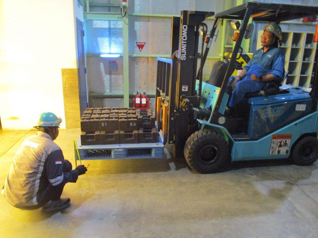 Riksa Uji Forklift 4 Riksa uji forklift adalah proses pemeriksaan dan pengujian keselamatan serta kinerja forklift yang dilakukan untuk memastikan alat tersebut layak dan aman digunakan sesuai dengan standar keselamatan yang berlaku.