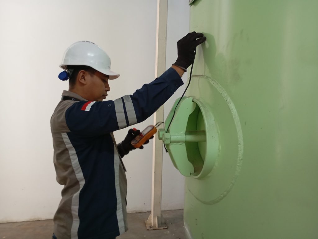 Riksa Uji Air Receiver Tank 4 Riksa uji air receiver tank adalah proses pemeriksaan dan pengujian yang dilakukan untuk memastikan keamanan, keandalan, dan efisiensi operasional air receiver tank dalam sistem pneumatik, dengan mengevaluasi kondisi fisik dan fungsional komponen utama seperti tangki, katup pengaman, dan pressure gauge.