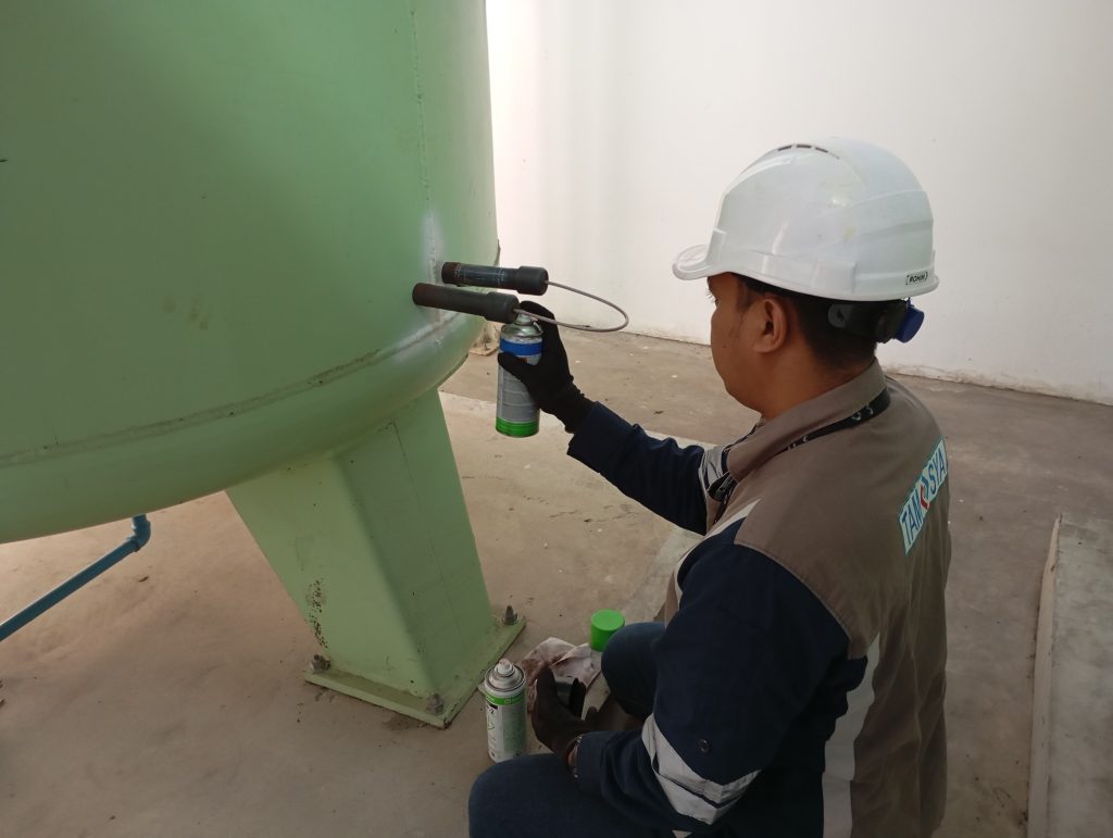 Riksa Uji Air Receiver Tank 2 Riksa uji air receiver tank adalah proses pemeriksaan dan pengujian yang dilakukan untuk memastikan keamanan, keandalan, dan efisiensi operasional air receiver tank dalam sistem pneumatik, dengan mengevaluasi kondisi fisik dan fungsional komponen utama seperti tangki, katup pengaman, dan pressure gauge.