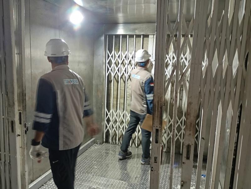 Riksa Uji Cargo Lift 5 Riksa uji cargo lift adalah proses pemeriksaan rutin yang penting untuk memastikan keselamatan, keandalan, dan kinerja optimal alat angkat yang digunakan dalam mengangkut barang di berbagai industri.