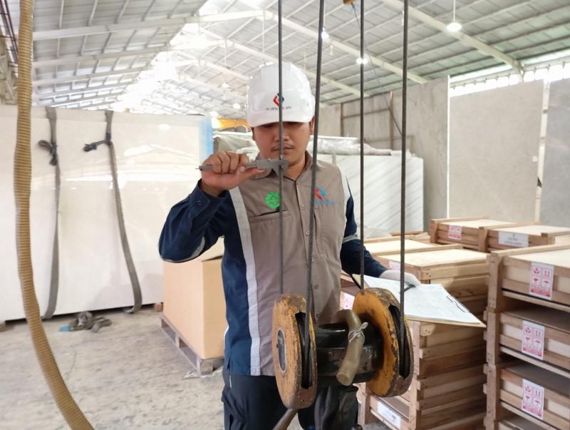 Inspeksi Electric Hoist Crane 7 Riksa uji electric hoist crane adalah proses pemeriksaan menyeluruh untuk memastikan keamanan, keandalan, dan kelayakan operasional hoist crane listrik, mencakup pengecekan struktur, sistem mekanik, dan komponen elektrik.