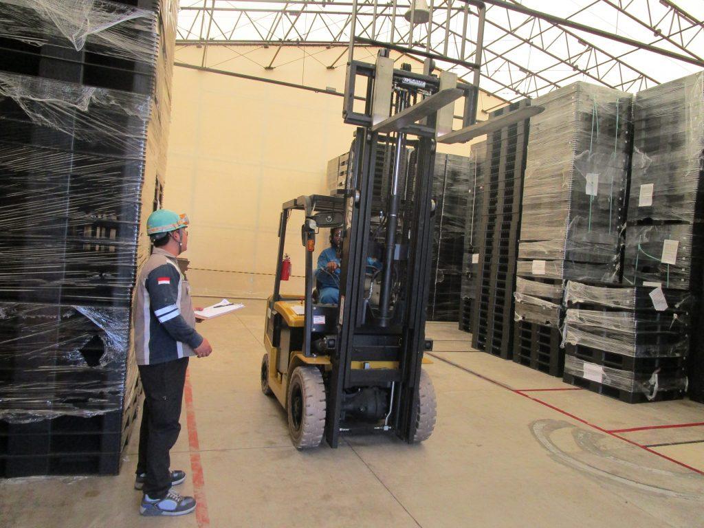 Riksa Uji Forklift 2 Riksa uji forklift adalah proses pemeriksaan dan pengujian keselamatan serta kinerja forklift yang dilakukan untuk memastikan alat tersebut layak dan aman digunakan sesuai dengan standar keselamatan yang berlaku.