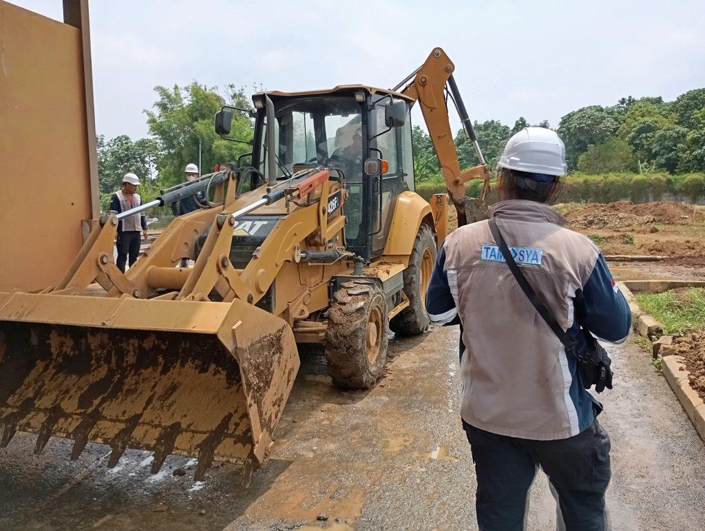 Riksa Uji K3 Pesawat Angkat dan Angkut 4 Riksa uji K3 pesawat angkat dan angkut adalah proses pemeriksaan dan pengujian menyeluruh yang bertujuan untuk memastikan bahwa peralatan ini aman digunakan, berfungsi dengan baik, dan memenuhi standar keselamatan kerja yang ditetapkan oleh regulasi serta prinsip kesehatan dan keselamatan kerja (K3).