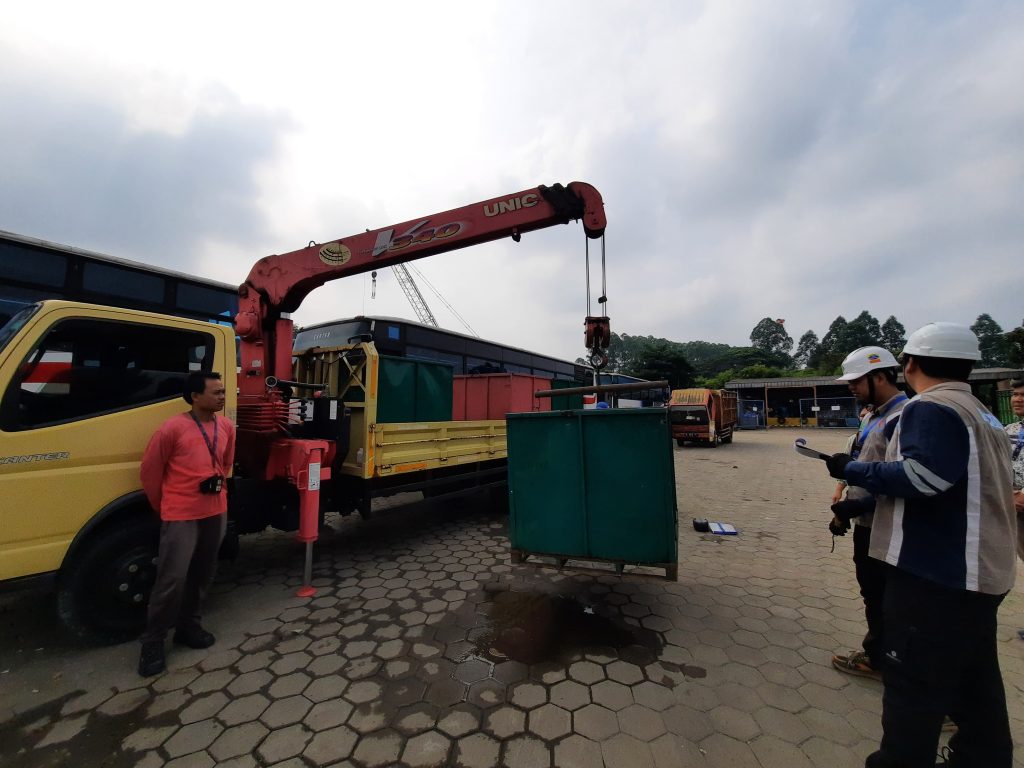 Riksa Uji K3 Pesawat Angkat dan Angkut 5 Riksa uji K3 pesawat angkat dan angkut adalah proses pemeriksaan dan pengujian menyeluruh yang bertujuan untuk memastikan bahwa peralatan ini aman digunakan, berfungsi dengan baik, dan memenuhi standar keselamatan kerja yang ditetapkan oleh regulasi serta prinsip kesehatan dan keselamatan kerja (K3).