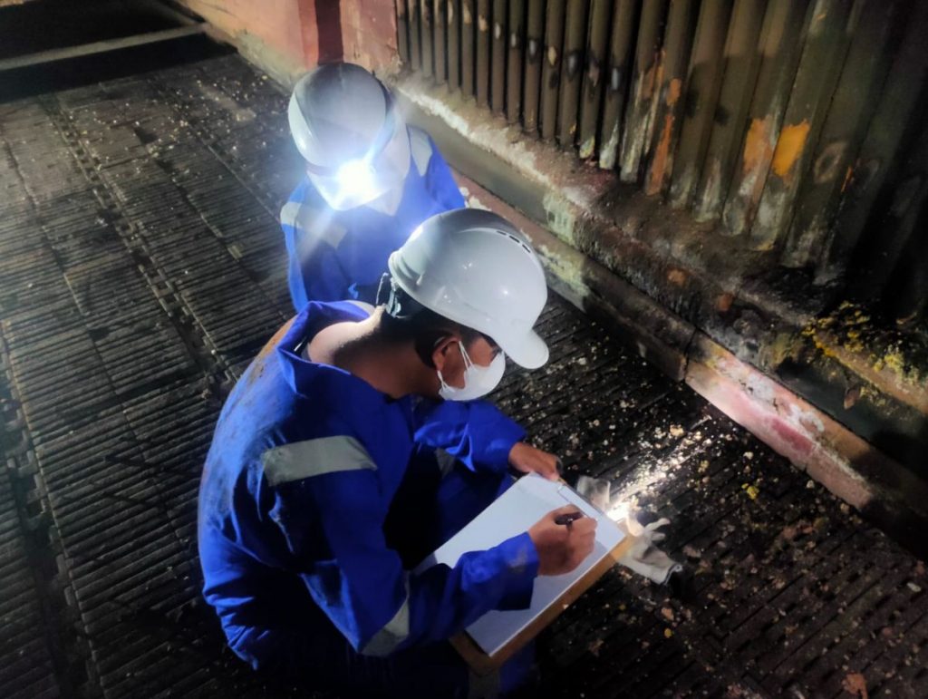 Riksa Uji Boiler 3 Riksa uji boiler adalah proses pemeriksaan dan pengujian teknis yang dilakukan pada boiler untuk memastikan bahwa peralatan tersebut beroperasi dengan aman dan sesuai standar keselamatan. Pengujian ini mencakup pengecekan tekanan, ketebalan dinding, serta kondisi valve dan komponen lainnya guna mencegah potensi risiko dalam operasional.