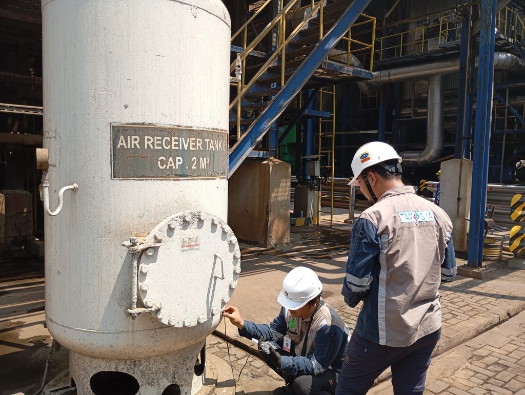 Riksa Uji Air Receiver Tank 3 Riksa uji air receiver tank adalah proses pemeriksaan dan pengujian yang dilakukan untuk memastikan keamanan, keandalan, dan efisiensi operasional air receiver tank dalam sistem pneumatik, dengan mengevaluasi kondisi fisik dan fungsional komponen utama seperti tangki, katup pengaman, dan pressure gauge.