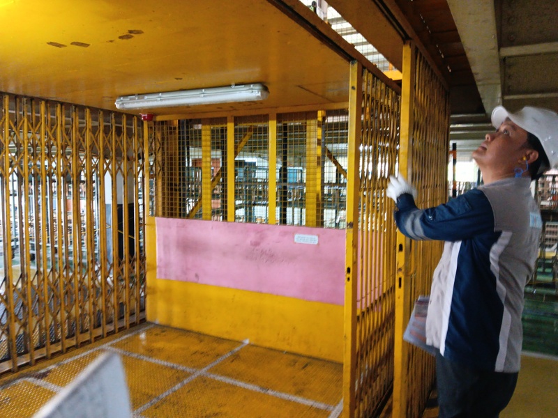 Riksa Uji Cargo Lift 2 Riksa Uji Cargo Lift adalah proses pemeriksaan dan pengujian yang dilakukan secara rutin untuk memastikan bahwa cargo lift, atau lift barang, beroperasi dengan aman dan memenuhi standar keselamatan yang ditetapkan.