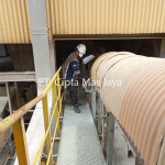 Riksa Uji Conveyor adalah proses pemeriksaan dan pengujian keselamatan serta kinerja sistem konveyor yang bertujuan untuk memastikan alat tersebut beroperasi dengan baik, aman, dan sesuai dengan standar keselamatan yang berlaku. Pemeriksaan ini meliputi pengecekan komponen mekanik, sistem penggerak, dan elemen keselamatan lainnya guna mencegah kerusakan serta potensi kecelakaan kerja dalam operasional industri.