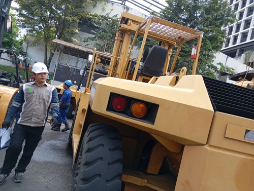 Riksa Uji Forklift 3 Riksa uji forklift adalah proses pemeriksaan dan pengujian keselamatan serta kinerja forklift yang dilakukan untuk memastikan alat tersebut layak dan aman digunakan sesuai dengan standar keselamatan yang berlaku.