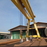 Riksa Uji Gantry Crane adalah proses inspeksi dan pengujian terhadap gantry crane untuk memastikan alat tersebut berfungsi dengan aman dan efisien sesuai dengan standar keselamatan kerja yang berlaku. Proses ini mencakup pemeriksaan fisik, pengujian kapasitas angkat, serta evaluasi sistem pengaman dan kontrolnya. Tujuan utama riksa uji ini adalah mencegah kecelakaan kerja dan memastikan kepatuhan terhadap regulasi K3, sehingga operasi pengangkatan beban dapat dilakukan secara aman.