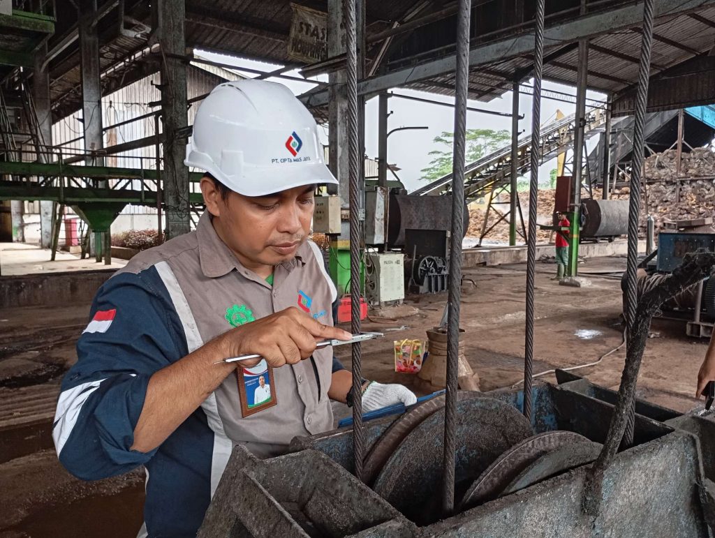 Riksa Uji Overhead Crane 3 Riksa uji overhead crane adalah langkah penting dalam pemeliharaan keselamatan kerja yang melibatkan pengujian terhadap rangka, kabel angkat, motor penggerak, dan sistem kontrol overhead crane. Riksa uji ini bertujuan menjaga agar crane tetap berfungsi secara optimal dan memenuhi standar keamanan operasional.