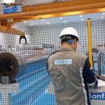 Riksa uji overhead crane adalah proses inspeksi yang mencakup pemeriksaan fisik dan pengujian teknis pada seluruh komponen overhead crane, termasuk motor, sistem kelistrikan, tali angkat, dan rem pengaman. Riksa uji ini memastikan crane dapat digunakan dengan aman dalam aktivitas pengangkatan beban berat, sesuai standar keselamatan kerja.