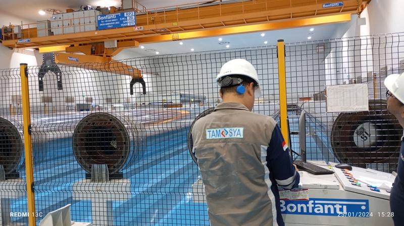 Riksa uji overhead crane adalah proses inspeksi yang mencakup pemeriksaan fisik dan pengujian teknis pada seluruh komponen overhead crane, termasuk motor, sistem kelistrikan, tali angkat, dan rem pengaman. Riksa uji ini memastikan crane dapat digunakan dengan aman dalam aktivitas pengangkatan beban berat, sesuai standar keselamatan kerja.