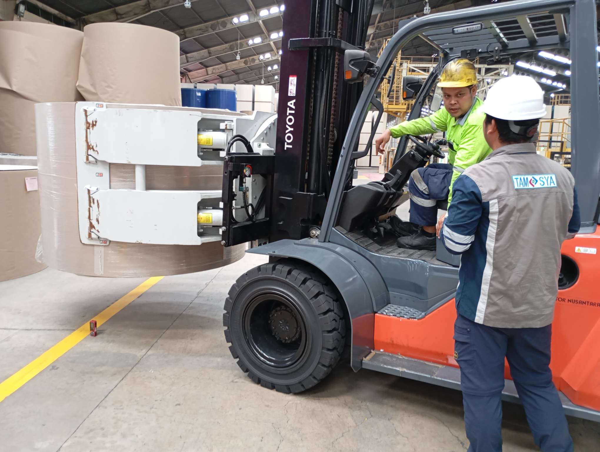 Riksa Uji K3 Pesawat Angkat dan Angkut 3 Riksa uji pesawat angkat angkut adalah kegiatan pemeriksaan menyeluruh yang dilakukan pada peralatan seperti crane, hoist, dan forklift untuk memastikan kelayakan dan keselamatannya. Proses ini melibatkan pengujian beban, kondisi fisik alat, serta pemeriksaan fungsi sistem pengaman, sehingga peralatan tersebut aman digunakan dalam aktivitas operasional.
