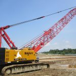 Riksa uji crawler crane adalah pemeriksaan untuk memastikan fungsi dan keselamatan alat ini. Pemeriksaan rutin diperlukan untuk mencegah risiko kerusakan, kecelakaan, dan kegagalan sistem. Proses ini meliputi evaluasi struktur, komponen mekanis, serta kinerja sistem pengaman guna memastikan crane beroperasi dengan aman dan efisien selama pengangkatan beban.