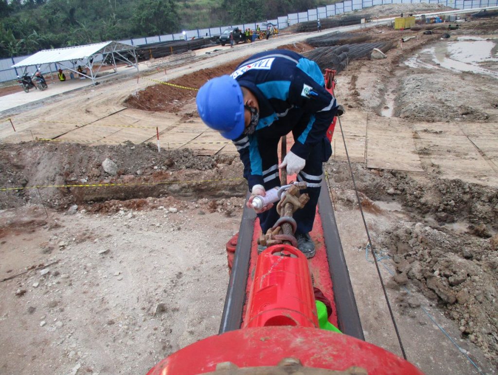 Riksa Uji Drilling Rig 2 Riksa uji drilling rig adalah pemeriksaan menyeluruh terhadap alat berat untuk pengeboran minyak dan gas. Proses ini meliputi evaluasi komponen mekanik, sistem hidraulik, dan perangkat pengangkat guna memastikan semua bagian berfungsi dengan baik dan aman. Inspeksi rutin ini bertujuan mendeteksi potensi masalah, menjaga keamanan operasional, dan melindungi keselamatan pekerja di lingkungan kerja yang berisiko tinggi.