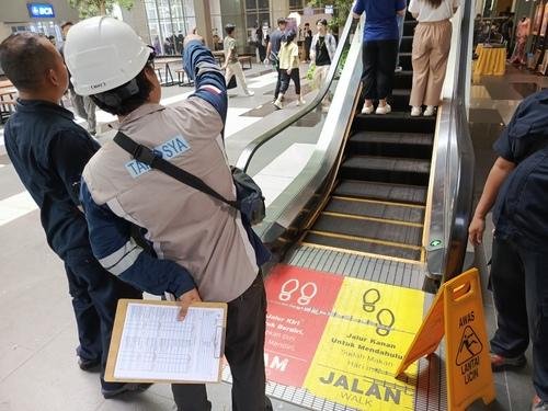 Riksa Uji Eskalator 2 Riksa uji eskalator adalah proses inspeksi dan pengujian berkala yang dilakukan untuk memastikan keselamatan, kinerja, dan keandalan operasional eskalator, serta mematuhi regulasi keselamatan yang berlaku.