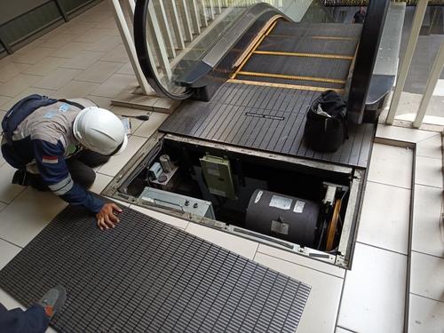Riksa Uji Eskalator 3 Riksa uji eskalator adalah proses inspeksi dan pengujian berkala yang dilakukan untuk memastikan keselamatan, kinerja, dan keandalan operasional eskalator, serta mematuhi regulasi keselamatan yang berlaku.