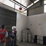 Riksa uji fire extinguisher adalah proses inspeksi untuk memastikan alat pemadam api berfungsi dengan baik. Teknisi memeriksa tekanan, segel, selang, dan kondisi fisik alat untuk memastikan kesiapannya dalam keadaan darurat dan sesuai standar keselamatan.