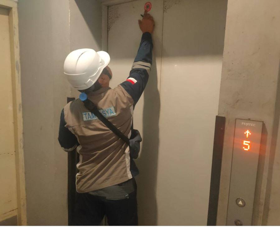 15 Riksa Uji Elevator adalah proses pemeriksaan dan pengujian teknis pada sistem elevator untuk memastikan bahwa semua komponen elevator berfungsi dengan baik dan aman digunakan untuk transportasi vertikal. Uji ini bertujuan untuk memastikan bahwa elevator memenuhi standar keselamatan sebelum dioperasikan, guna melindungi pengguna dari potensi kecelakaan.