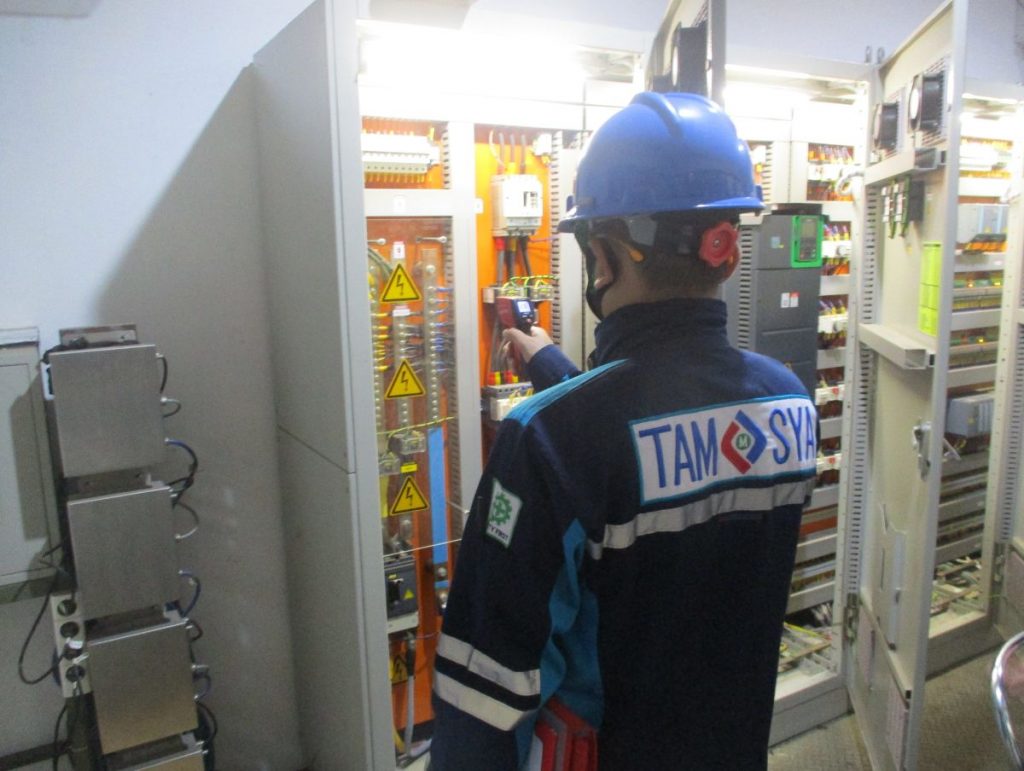 Riksa Uji Instalasi Listrik: Kunci untuk Mencegah Bahaya dan Menjamin Keamanan! 2 Riksa uji instalasi listrik adalah untuk memastikan sistem kelistrikan, termasuk kabel dan perangkat pengaman, berfungsi optimal dan aman. Pengujian meliputi pengukuran resistansi pentanahan dan inspeksi komponen, untuk mencegah risiko seperti korsleting atau kebakaran.
