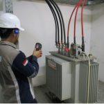 Riksa uji instalasi listrik adalah untuk memastikan sistem kelistrikan, termasuk kabel dan perangkat pengaman, berfungsi optimal dan aman. Pengujian meliputi pengukuran resistansi pentanahan dan inspeksi komponen, untuk mencegah risiko seperti korsleting atau kebakaran.