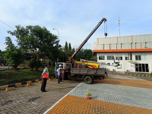 Riksa Uji Mobil Crane