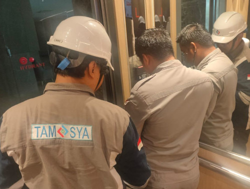 22 Tenaga Ahli Elevator Eskalator PJK3 PT.Cipta Mas Jaya Dengan Sertifikat K3 (SKP) Sedang Inspeksi K3 / Riksa Uji Elevator Lift