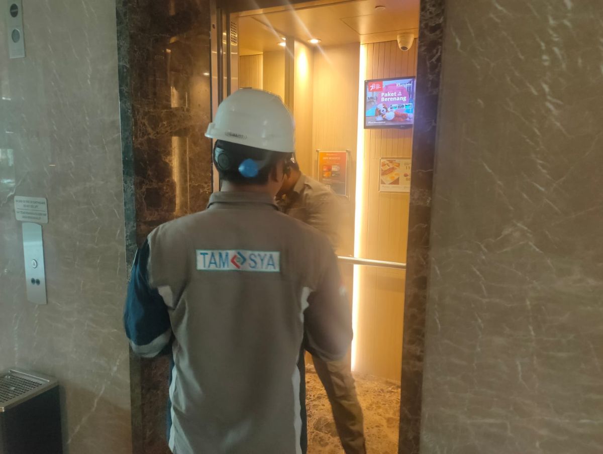 34 Tenaga Ahli Elevator Eskalator PJK3 PT.Cipta Mas Jaya Dengan Sertifikat K3 (SKP) Sedang Inspeksi K3 / Riksa Uji Elevator Lift