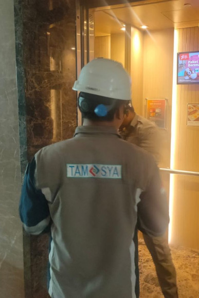 Riksa Uji Elevator dan Eskalator 1 Tenaga Ahli Elevator dan Eskalator PJK3 PT.Cipta Mas Jaya Dengan Sertifikat PJK3 / SKP Sedang Riksa Uji Eskalator