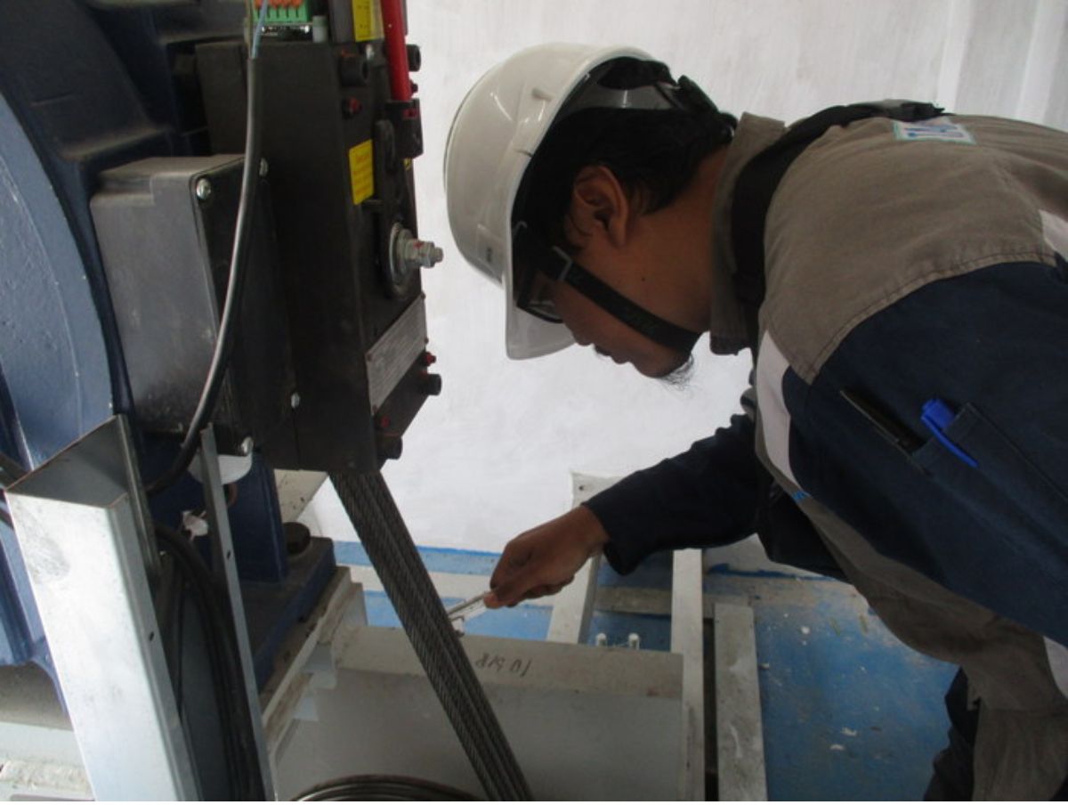 Riksa Uji Lift Penumpang 6 Tenaga Ahli Elevator Eskalator PJK3 PT.Cipta Mas Jaya Dengan Sertifikat K3 SKP Sedang Inspeksi K3 Riksa Uji Lilf Penumpang