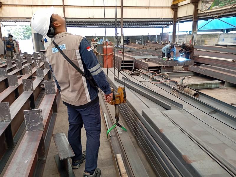 Menggunakan Jasa Inspeksi K3 di Sektor Manufaktur 8 Jasa inspeksi K3 adalah layanan profesional yang bertujuan untuk memastikan bahwa suatu tempat kerja memenuhi standar keselamatan dan kesehatan kerja. Layanan ini mencakup penilaian terhadap peralatan keselamatan, prosedur operasional, dan kondisi lingkungan kerja guna mengidentifikasi risiko serta memberikan rekomendasi untuk perbaikan.