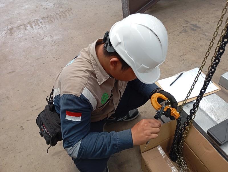 Menggunakan Jasa Inspeksi K3 di Sektor Manufaktur 9 Jasa inspeksi K3 adalah layanan profesional yang bertujuan untuk memastikan bahwa suatu tempat kerja memenuhi standar keselamatan dan kesehatan kerja. Layanan ini mencakup penilaian terhadap peralatan keselamatan, prosedur operasional, dan kondisi lingkungan kerja guna mengidentifikasi risiko serta memberikan rekomendasi untuk perbaikan.