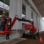 Riksa uji Aerial Work Platform (AWP) adalah langkah krusial untuk memastikan keselamatan operasional dan efisiensi alat dalam pekerjaan di ketinggian, melindungi pekerja dari risiko kecelakaan dan memenuhi standar keselamatan kerja yang berlaku.
