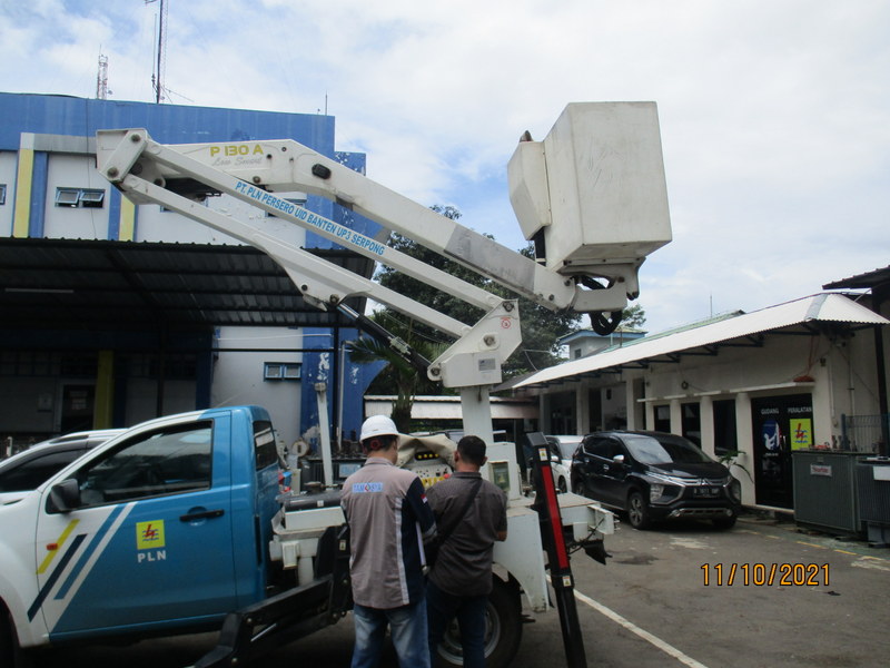 Riksa Uji Aerial Work Platform 3 Riksa uji Aerial Work Platform (AWP) adalah langkah krusial untuk memastikan keselamatan operasional dan efisiensi alat dalam pekerjaan di ketinggian, melindungi pekerja dari risiko kecelakaan dan memenuhi standar keselamatan kerja yang berlaku.