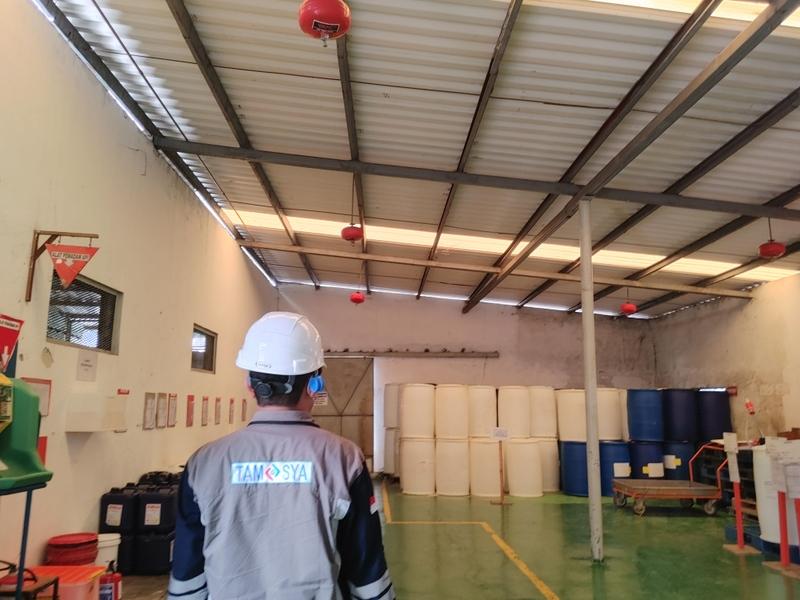 Riksa Uji Fire Extinguisher 2 Riksa uji fire extinguisher adalah proses inspeksi untuk memastikan alat pemadam api berfungsi dengan baik. Teknisi memeriksa tekanan, segel, selang, dan kondisi fisik alat untuk memastikan kesiapannya dalam keadaan darurat dan sesuai standar keselamatan.