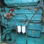 Riksa uji genset adalah proses pemeriksaan komponen genset, termasuk mesin, sistem bahan bakar, pendingin, dan keluaran listrik, untuk memastikan keandalan dan keamanan operasionalnya sebagai sumber daya cadangan sesuai standar keselamatan.