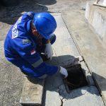Riksa uji grounding system adalah proses pemeriksaan dan pengujian menyeluruh untuk memastikan sistem pembumian berfungsi dengan baik dalam melindungi bangunan dan peralatan dari risiko sambaran petir. Pengujian ini meliputi evaluasi resistansi tanah, konektivitas, serta kondisi material yang digunakan, dengan tujuan menjamin keamanan dan efektivitas sistem penangkal petir sesuai standar keselamatan.
