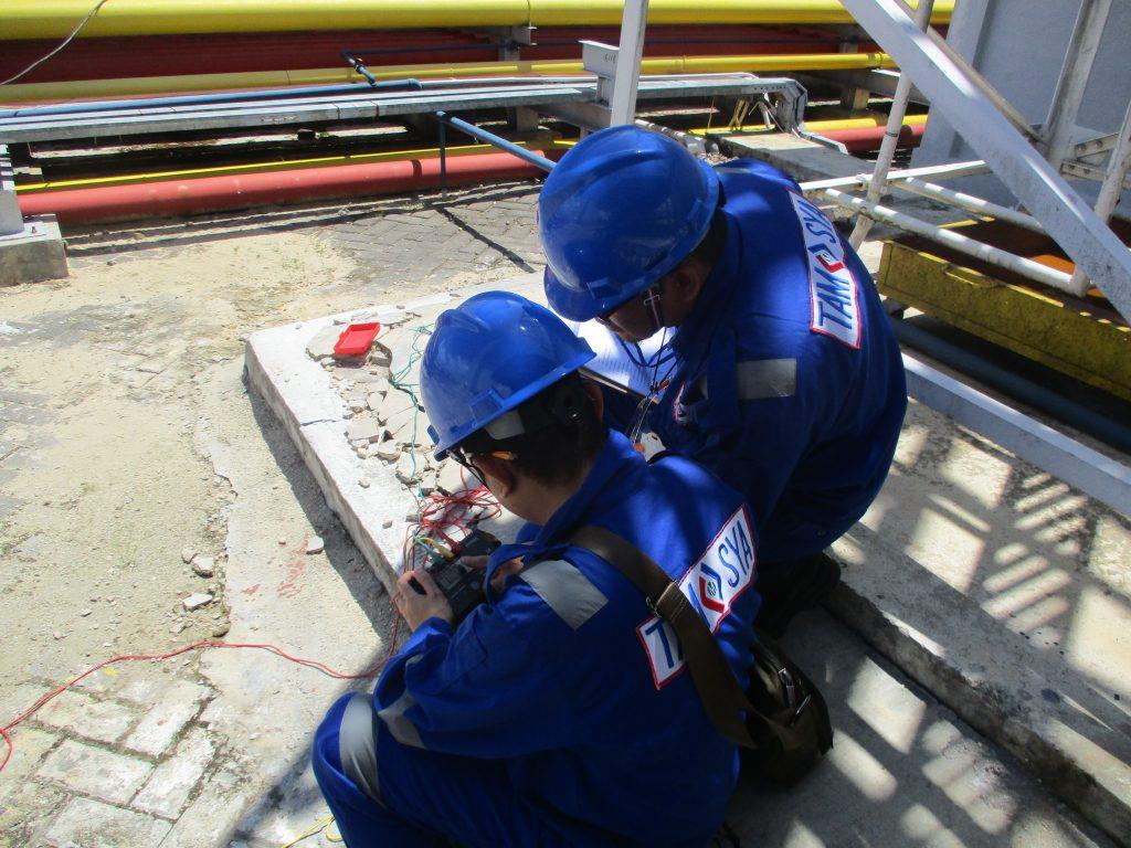 Riksa Uji Grounding System 7 Riksa uji grounding system adalah proses pemeriksaan dan pengujian menyeluruh untuk memastikan sistem pembumian berfungsi dengan baik dalam melindungi bangunan dan peralatan dari risiko sambaran petir. Pengujian ini meliputi evaluasi resistansi tanah, konektivitas, serta kondisi material yang digunakan, dengan tujuan menjamin keamanan dan efektivitas sistem penangkal petir sesuai standar keselamatan.