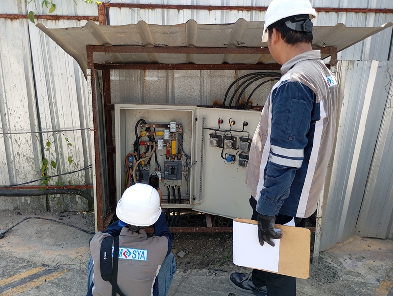 Riksa Uji Panel Distribusi Listrik 2 Riksa uji instalasi listrik adalah untuk memastikan sistem kelistrikan, termasuk kabel dan perangkat pengaman, berfungsi optimal dan aman. Pengujian meliputi pengukuran resistansi pentanahan dan inspeksi komponen, untuk mencegah risiko seperti korsleting atau kebakaran.