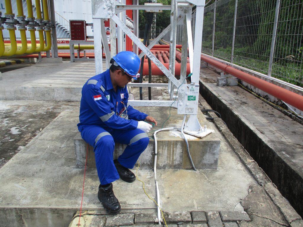 Riksa Uji Kabel Penyalur Petir 2 Riksa uji kabel penyalur petir adalah pemeriksaan kabel penyalur petir untuk memastikan fungsinya aman dan sesuai standar. Proses ini mencakup pengujian konduktivitas, pemeriksaan kondisi fisik kabel, serta sistem pengaman untuk mencegah kegagalan fungsi dan melindungi bangunan serta lingkungan dari bahaya petir.