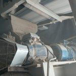 Riksa uji mesin crusher adalah pemeriksaan mesin penghancur untuk memastikan operasinya aman dan sesuai standar. Proses ini mencakup pengujian performa mekanis, pemeriksaan komponen seperti pisau atau roda gigi, serta evaluasi sistem pengaman guna mencegah kecelakaan dan memastikan efisiensi operasional dalam penghancuran material.