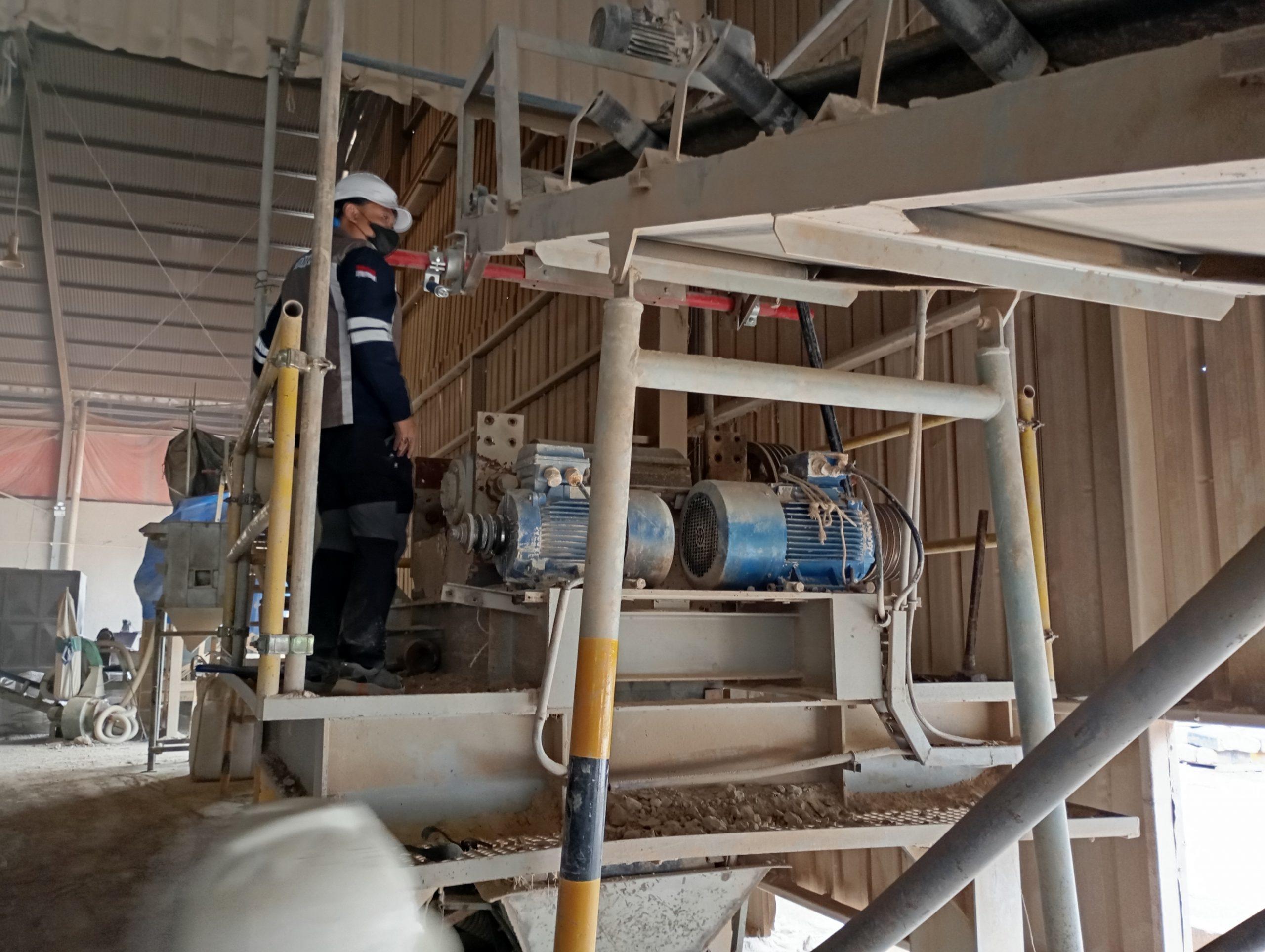 Riksa Uji Mesin Crusher 2 Riksa uji mesin crusher adalah pemeriksaan mesin penghancur untuk memastikan operasinya aman dan sesuai standar. Proses ini mencakup pengujian performa mekanis, pemeriksaan komponen seperti pisau atau roda gigi, serta evaluasi sistem pengaman guna mencegah kecelakaan dan memastikan efisiensi operasional dalam penghancuran material.