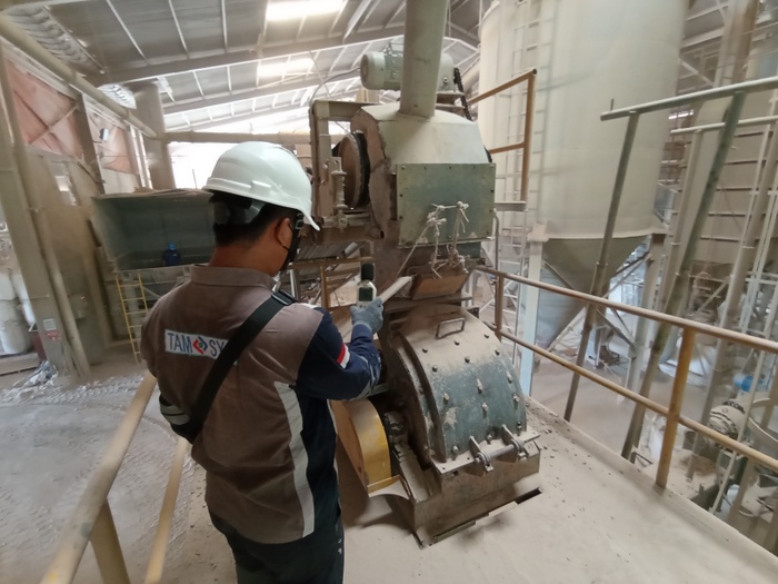 Riksa Uji Mesin Milling 2 Riksa uji mesin milling adalah proses pemeriksaan yang dilakukan untuk memastikan mesin milling beroperasi dengan aman dan efisien, termasuk evaluasi kinerja, pemeriksaan sistem penggerak, dan material yang digunakan, guna meningkatkan produktivitas dan menjaga keselamatan kerja dalam proses pengolahan material, terutama logam.