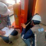 Riksa uji reach stacker adalah proses kritis untuk memastikan keselamatan dan efisiensi operasional alat berat yang dirancang untuk mengangkat dan memindahkan kontainer besar dengan aman.